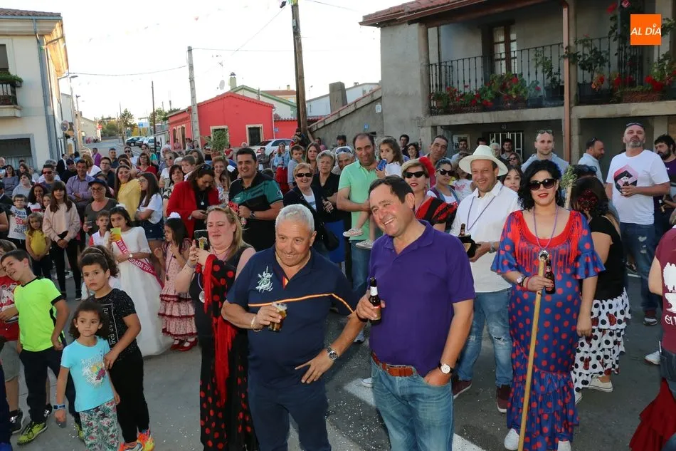 Foto 7 - El desfile de pe&ntilde;as y carrozas marca el inicio de las fiestas del Sant&iacute;simo en Boada  