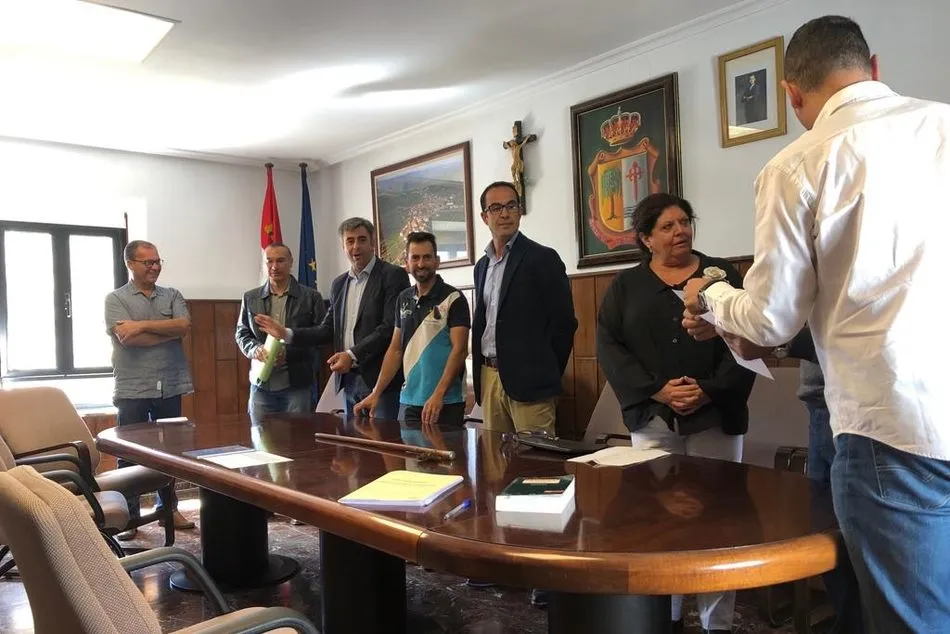 Foto 2 - Mar&iacute;a de la Encarnaci&oacute;n Quir&oacute;s toma el bast&oacute;n de mando municipal en Saucelle  