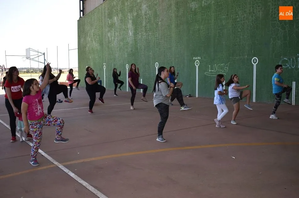 Foto 11 - Fiestas a ritmo de zumba y orquesta Lokura