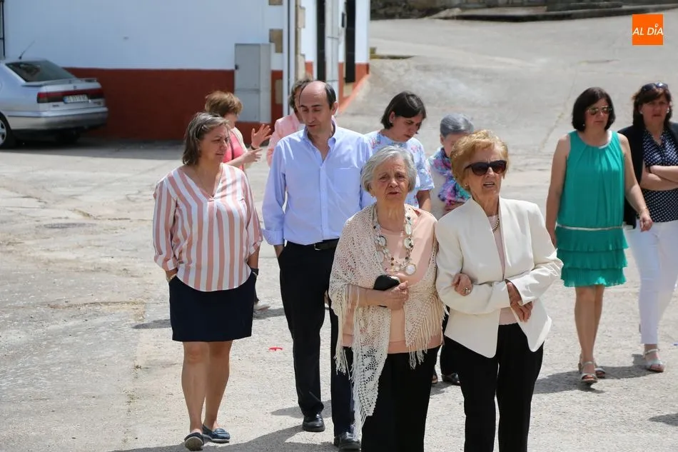Foto 7 - Las mujeres del El Milano sacan en procesi&oacute;n a San Antonio &lsquo;el chico&rsquo;  