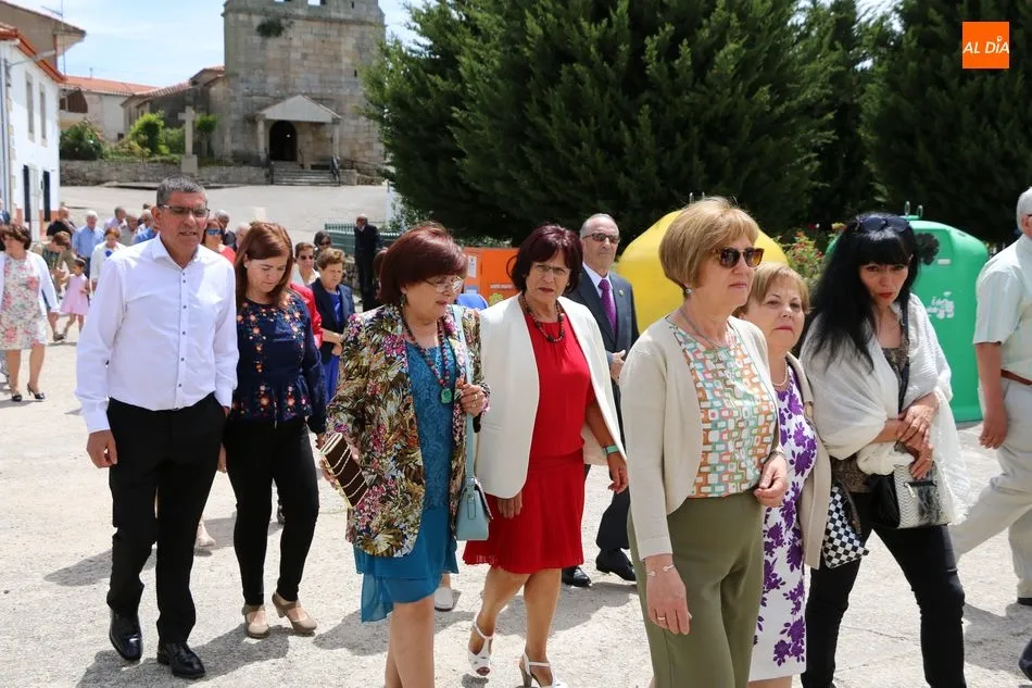 Foto 4 - Las mujeres del El Milano sacan en procesi&oacute;n a San Antonio &lsquo;el chico&rsquo;  
