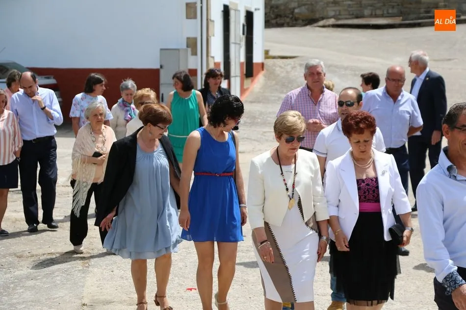 Foto 3 - Las mujeres del El Milano sacan en procesi&oacute;n a San Antonio &lsquo;el chico&rsquo;  