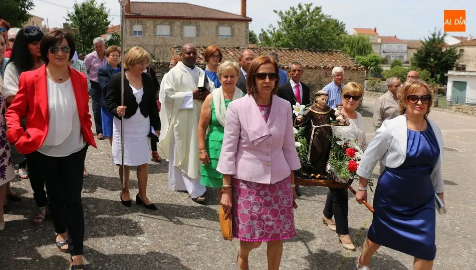 Las mujeres de El Milano portaron en procesión por las calles la imagen menor de San Antonio / CORRAL