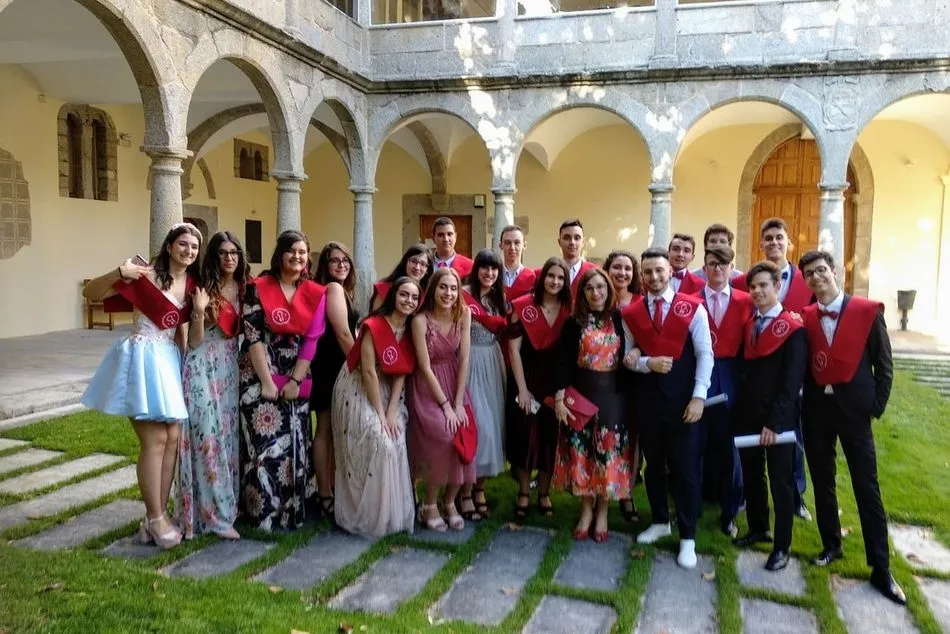Foto 2 - Los alumnos del IES R&iacute;o Cuerpo de Hombre celebran su ceremonia de graduaci&oacute;n