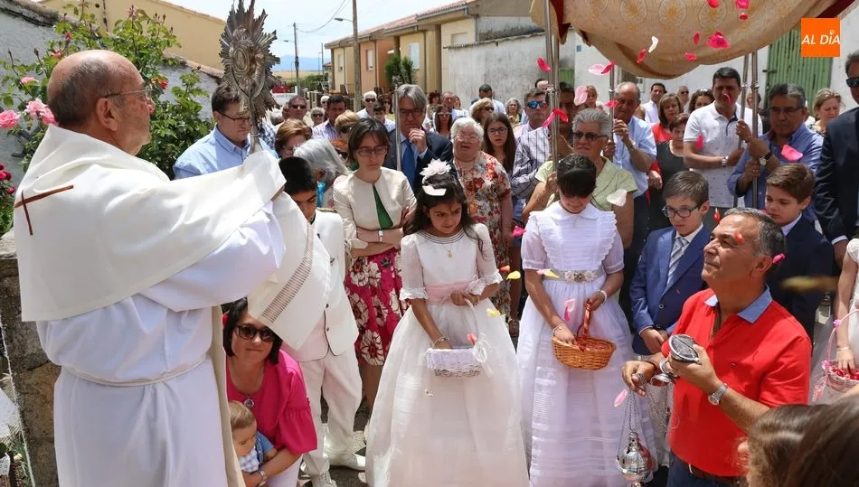 Los pétalos de rosa perfuaron la bendición del Santísimo de los tres altares colocados en el recorrido / CORRAL