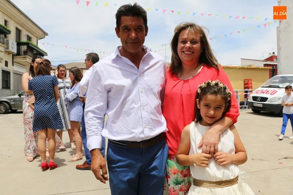 Foto 5 - El Sant&iacute;simo recorre en procesi&oacute;n las calles de Boada y bendice&nbsp;altares y ni&ntilde;os  