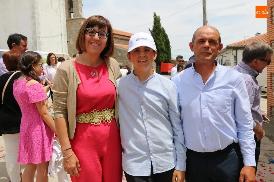 Foto 4 - El Sant&iacute;simo recorre en procesi&oacute;n las calles de Boada y bendice&nbsp;altares y ni&ntilde;os  