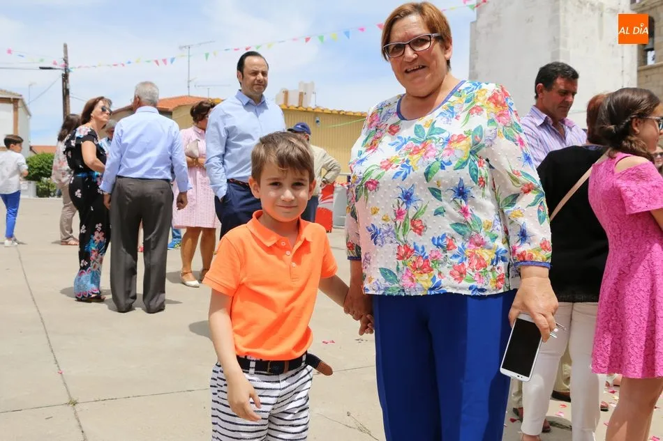 Foto 3 - El Sant&iacute;simo recorre en procesi&oacute;n las calles de Boada y bendice&nbsp;altares y ni&ntilde;os  