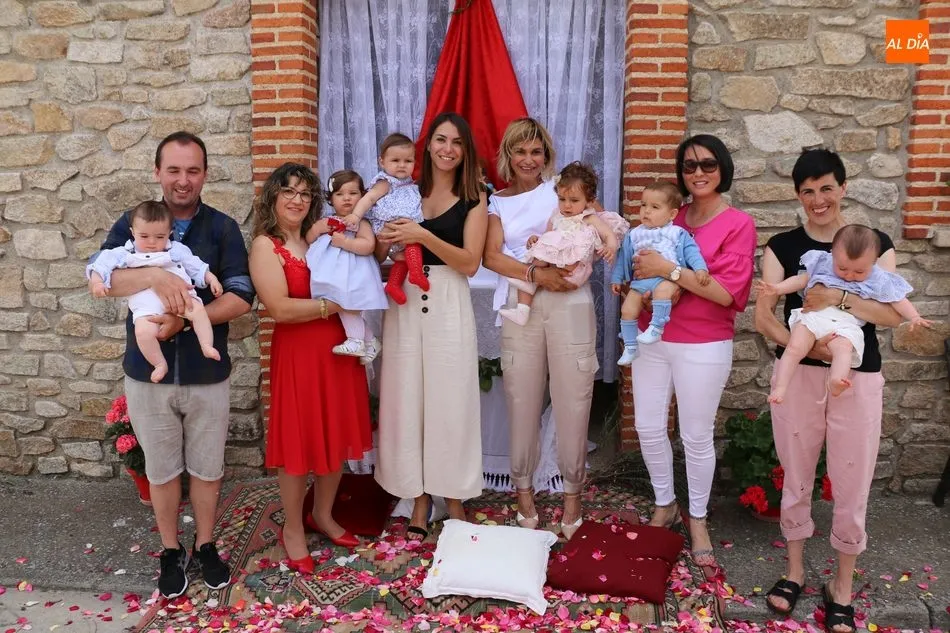 Foto 2 - El Sant&iacute;simo recorre en procesi&oacute;n las calles de Boada y bendice&nbsp;altares y ni&ntilde;os  