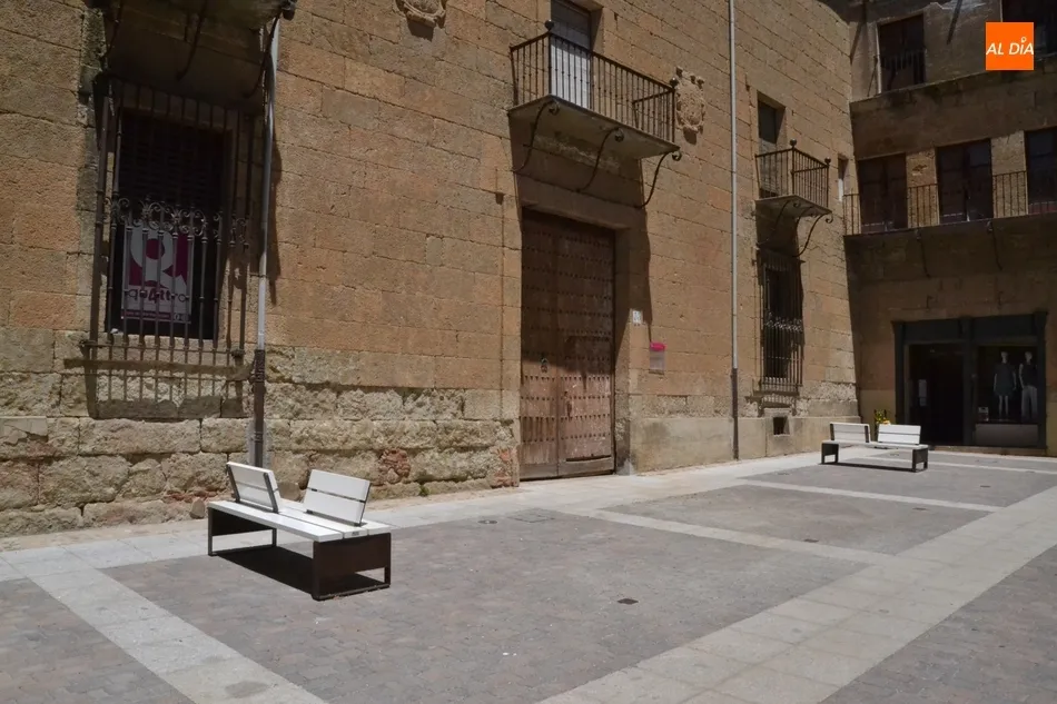 Foto 5 - El centro de la calle Madrid vuelve a contar con bancos tras una larga reivindicaci&oacute;n  