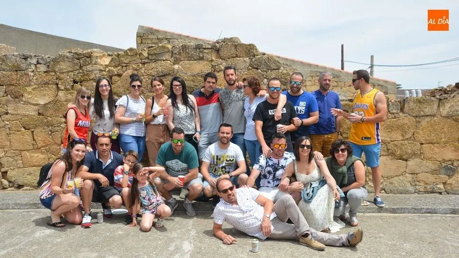 Los vecinos de Cabezabellosa reunidos antes de la paella/ Lydia González