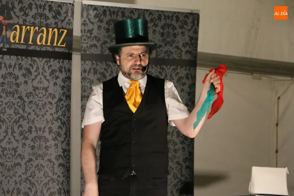 Nano Arranz pone un excelente broche a las fiestas de El Milano con su show de magia y humor  