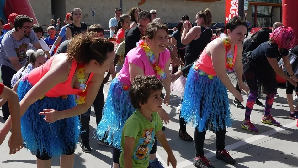 Participantes en una de las actividades de la fiesta Crazy Cross en el Centro Comercial El Tormes
