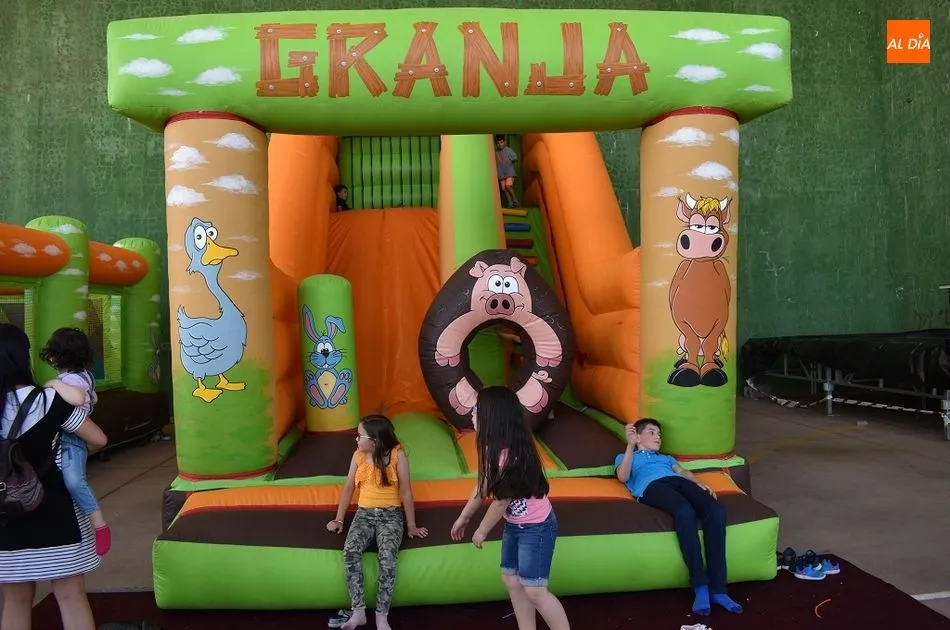 Foto 10 - Los m&aacute;s peque&ntilde;os disfrutan con los hinchables en Sieteiglesias de Tormes