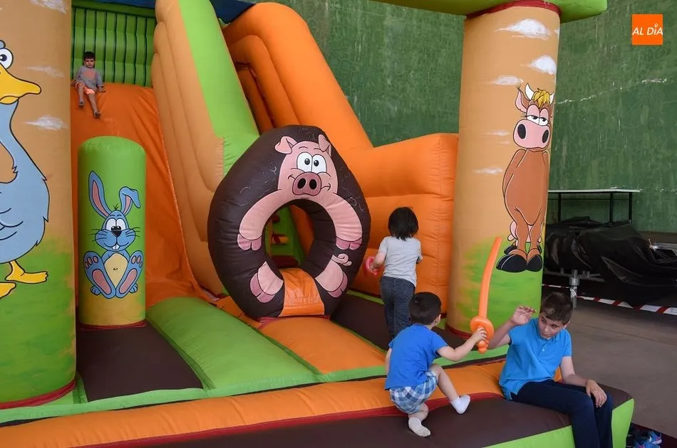 Foto 9 - Los m&aacute;s peque&ntilde;os disfrutan con los hinchables en Sieteiglesias de Tormes