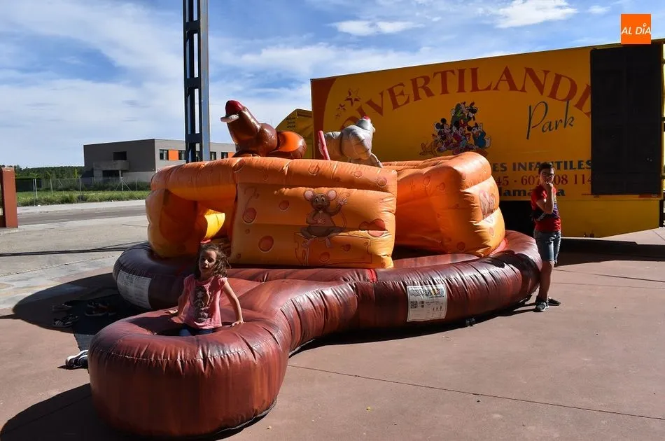 Foto 6 - Los m&aacute;s peque&ntilde;os disfrutan con los hinchables en Sieteiglesias de Tormes