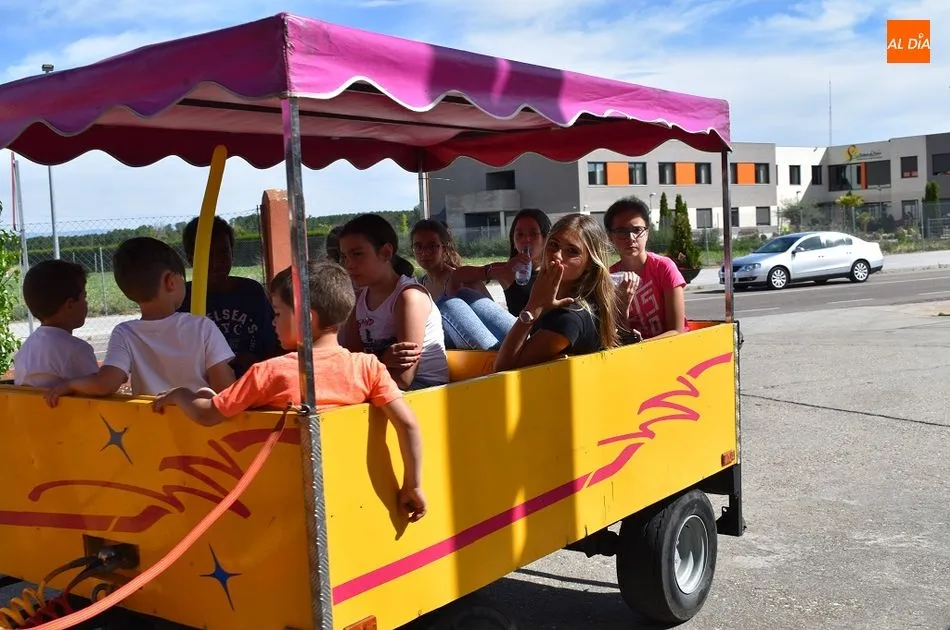 Foto 5 - Los m&aacute;s peque&ntilde;os disfrutan con los hinchables en Sieteiglesias de Tormes