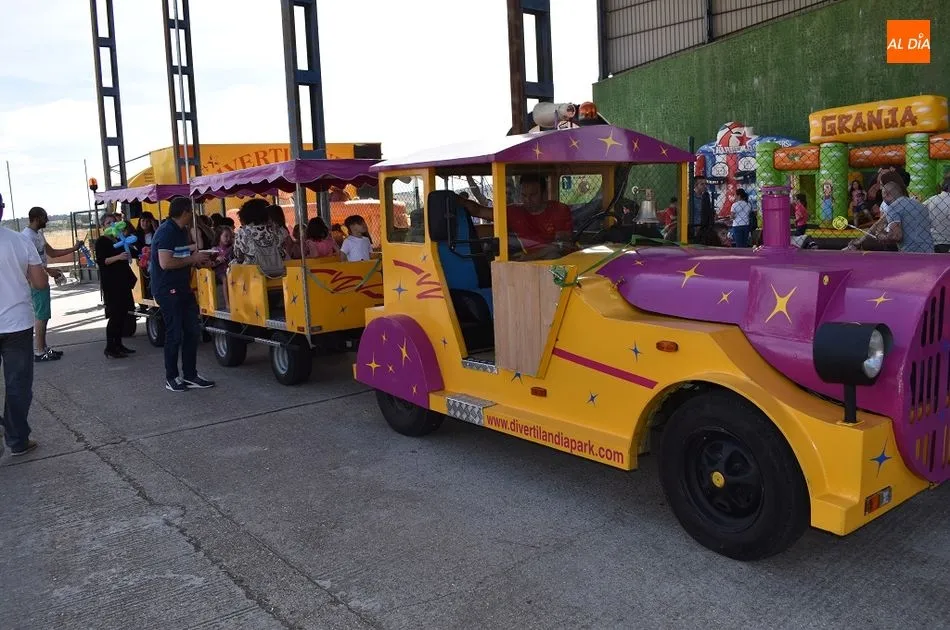 Foto 2 - Los m&aacute;s peque&ntilde;os disfrutan con los hinchables en Sieteiglesias de Tormes