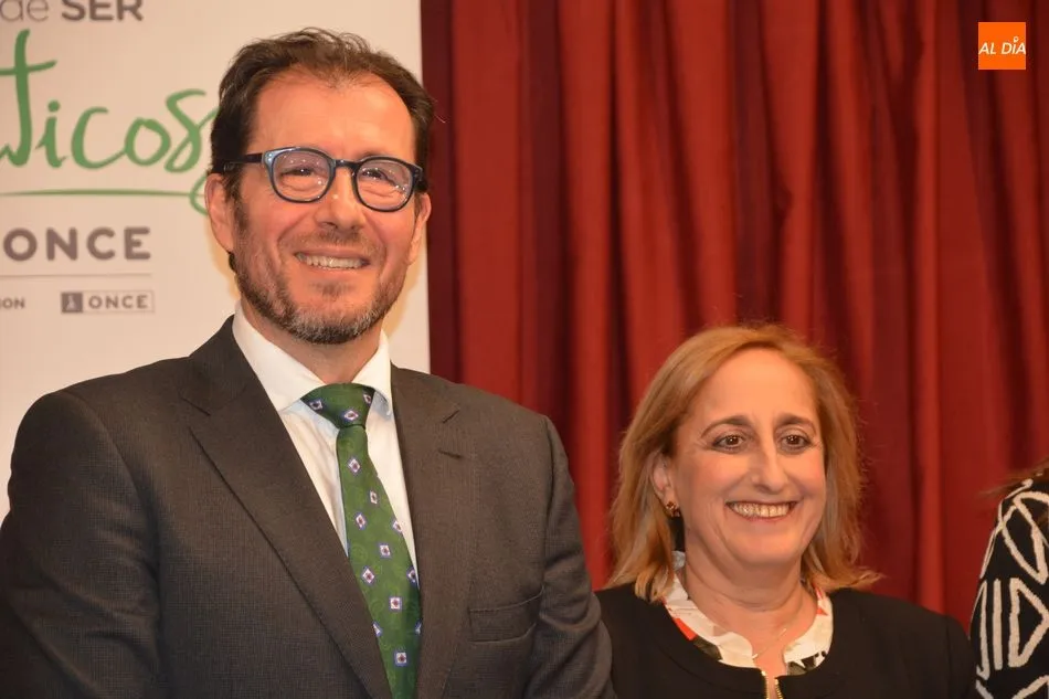 Mª Ángeles Ruano García, directora de ONCE en Salamanca, a la derecha