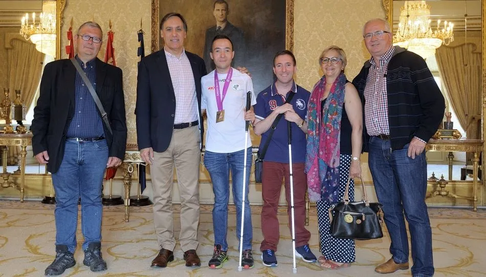 El arquero Daniel Martín, en el centro, junto a su familia y al alcalde, Carlos García Carbayo