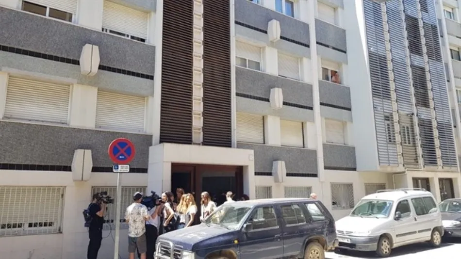 La niña fue encontrada en su casa, en un piso en el número 83 de la calle Burriac, en el barrio de Cerdanyola Nord de Mataró