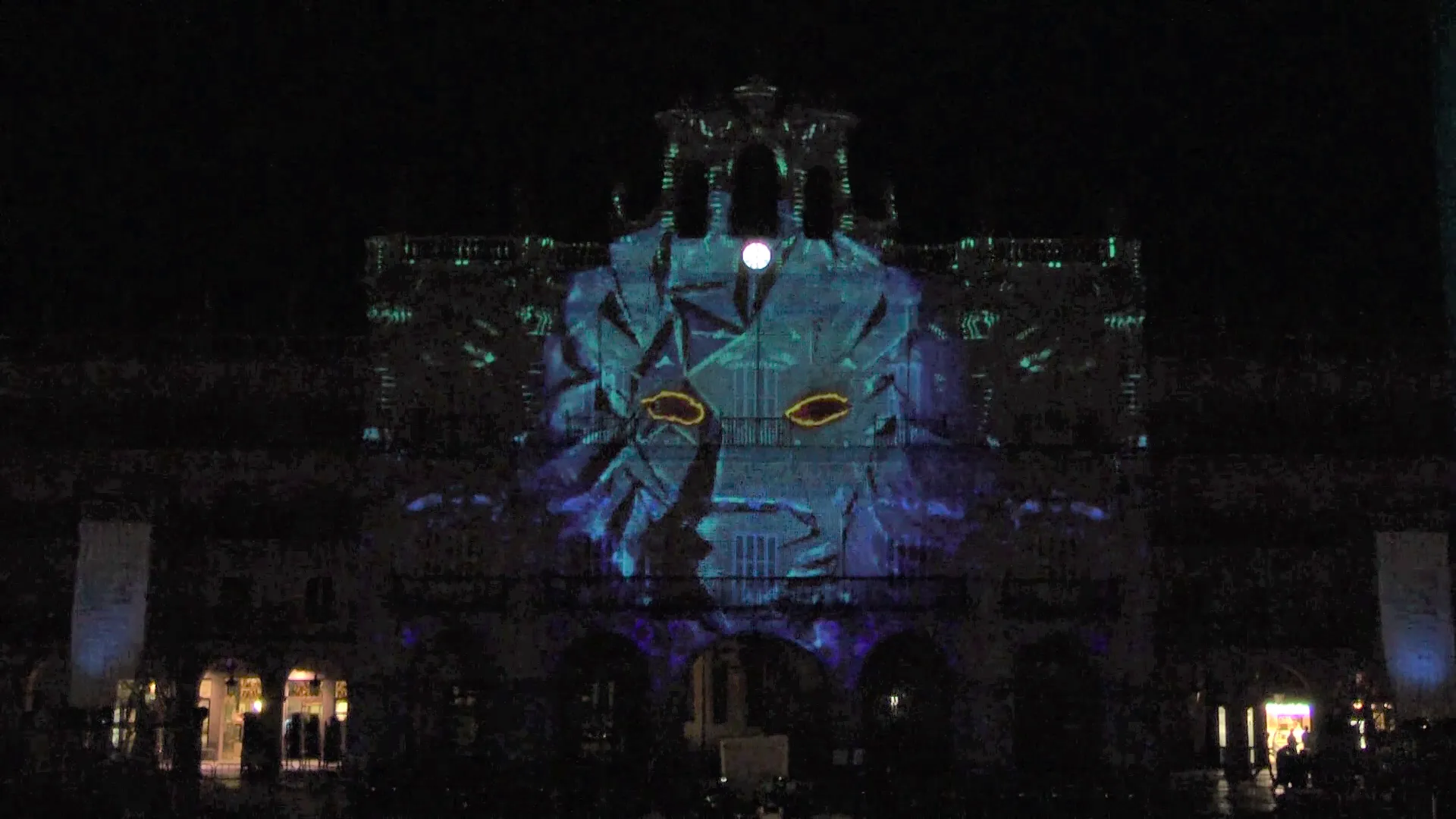 Para la realización de Blue Lion, sus creadores han utilizado la fachada del Ayuntamiento como base de una jungla hipotética