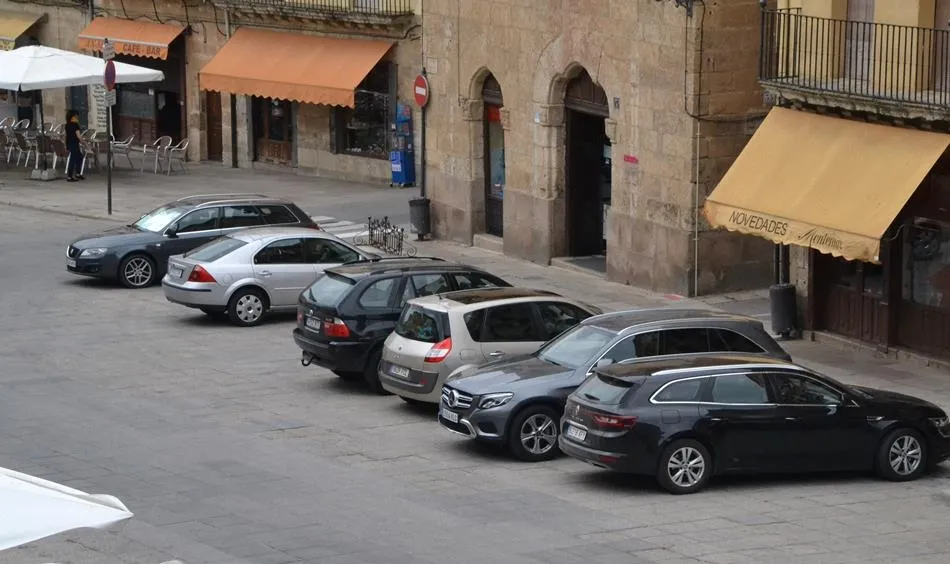 Foto 3 - Se podr&aacute; seguir aparcando en la Plaza Mayor en horario comercial hasta finales de mes  