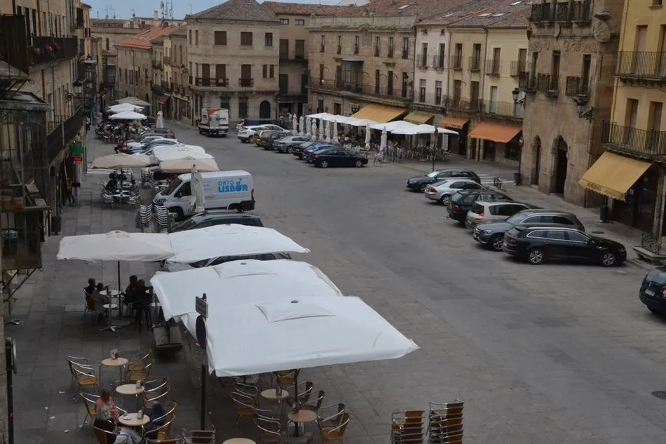 Foto 2 - Se podr&aacute; seguir aparcando en la Plaza Mayor en horario comercial hasta finales de mes  