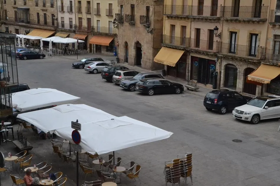 Foto 4 - Se podr&aacute; seguir aparcando en la Plaza Mayor en horario comercial hasta finales de mes  