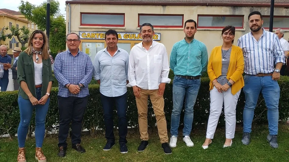 Goyo Llorente con la nueva Junta Directiva del CD Guijuelo
