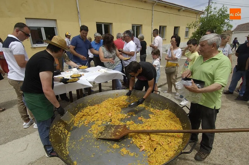 Momento del reparto de la paella | Fotos Adrián Martín