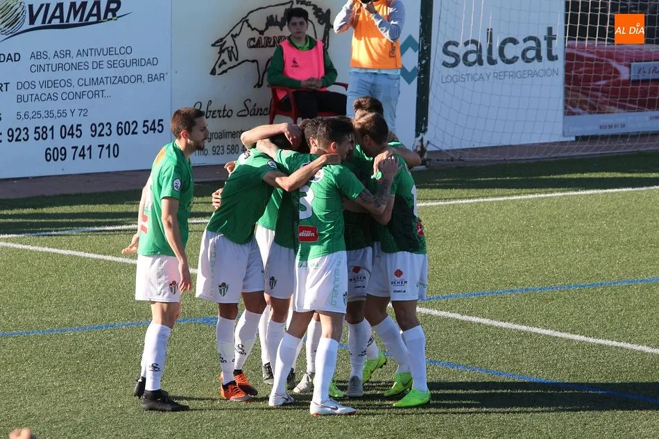 Piña de los jugadores del Guijuelo tras un gol