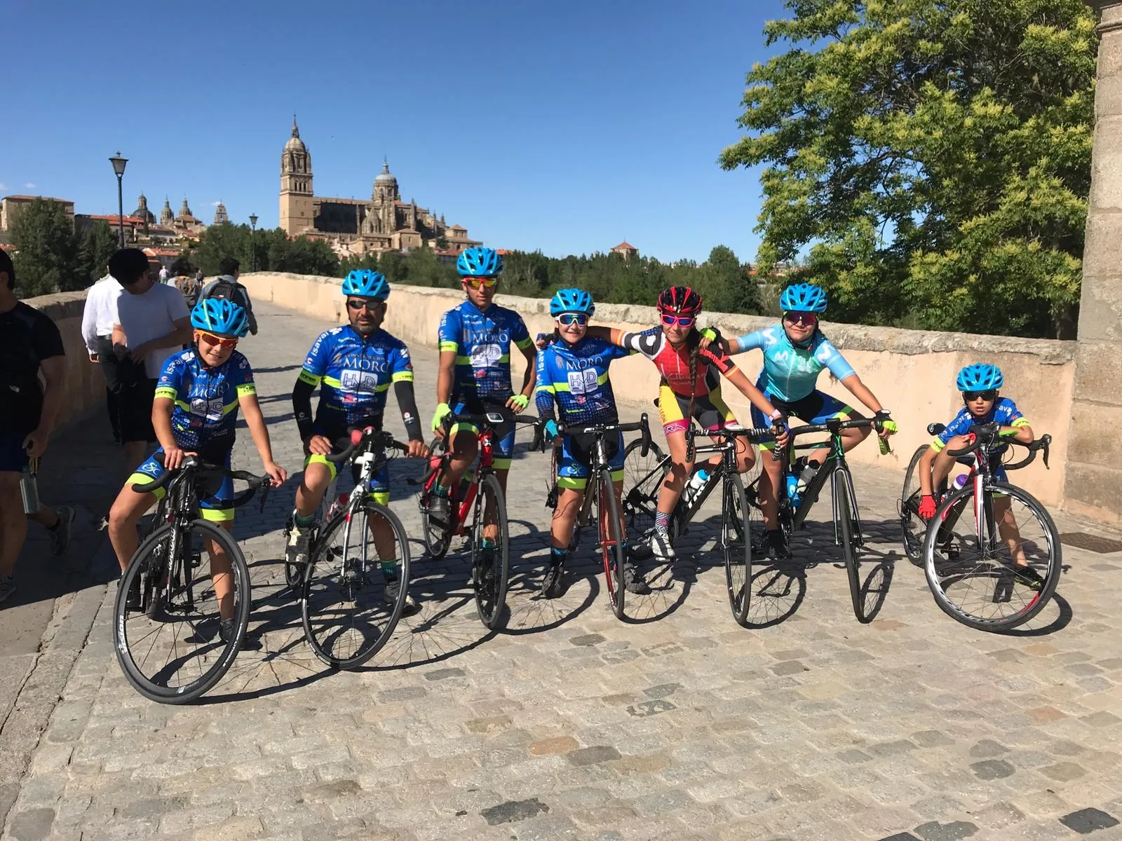 Un grupo de miembros de la Escuela de Ciclismo