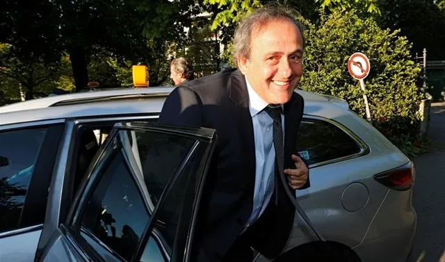 Platini sale de un coche / Europa Press
