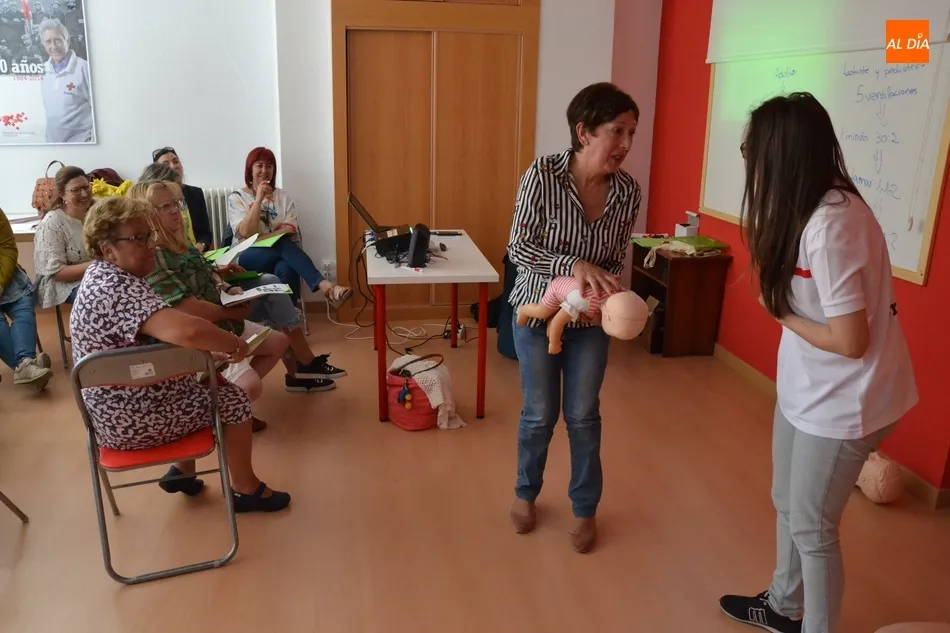 Foto 7 - Cerca de una treintena de personas aprende a reaccionar ante un atragantamiento  