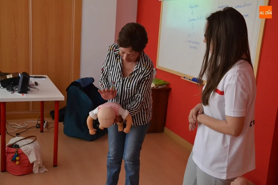 Foto 6 - Cerca de una treintena de personas aprende a reaccionar ante un atragantamiento  