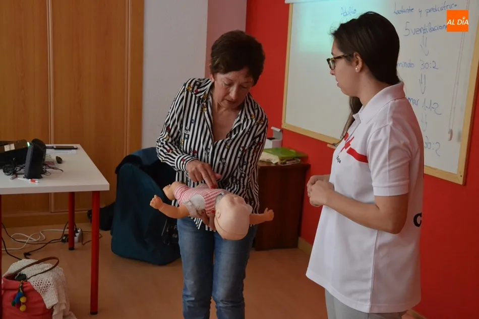 Foto 5 - Cerca de una treintena de personas aprende a reaccionar ante un atragantamiento  