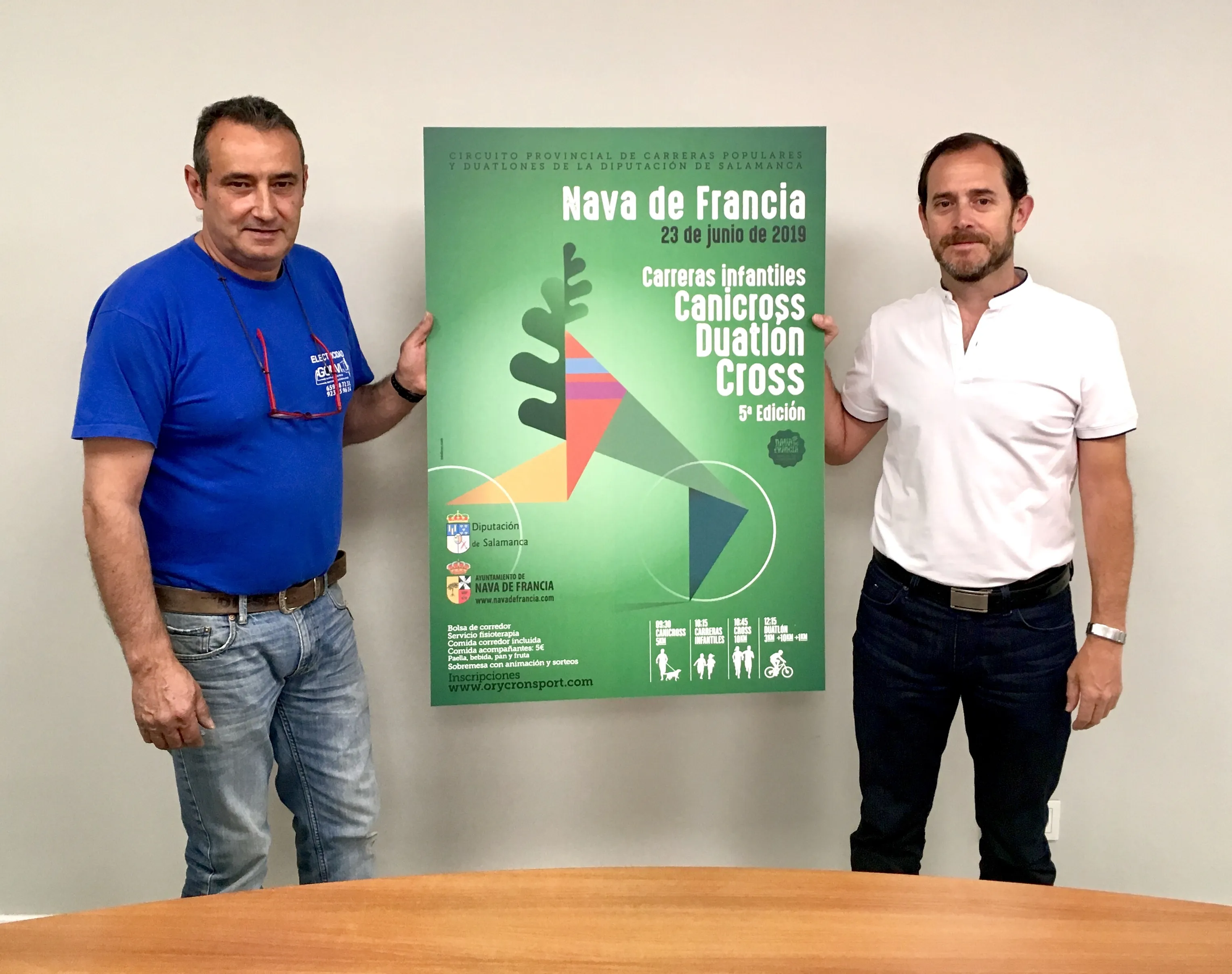 Foto de presentación de la carrera con presencia del alcalde de nava de Francia, Julián González, y el organizador de las pruebas, Antonio Sendín