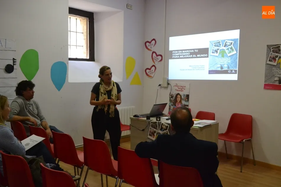 Foto 5 - Una t&eacute;cnico de C&aacute;ritas Espa&ntilde;ola imparte una charla sobre animaci&oacute;n a sacerdotes diocesanos  