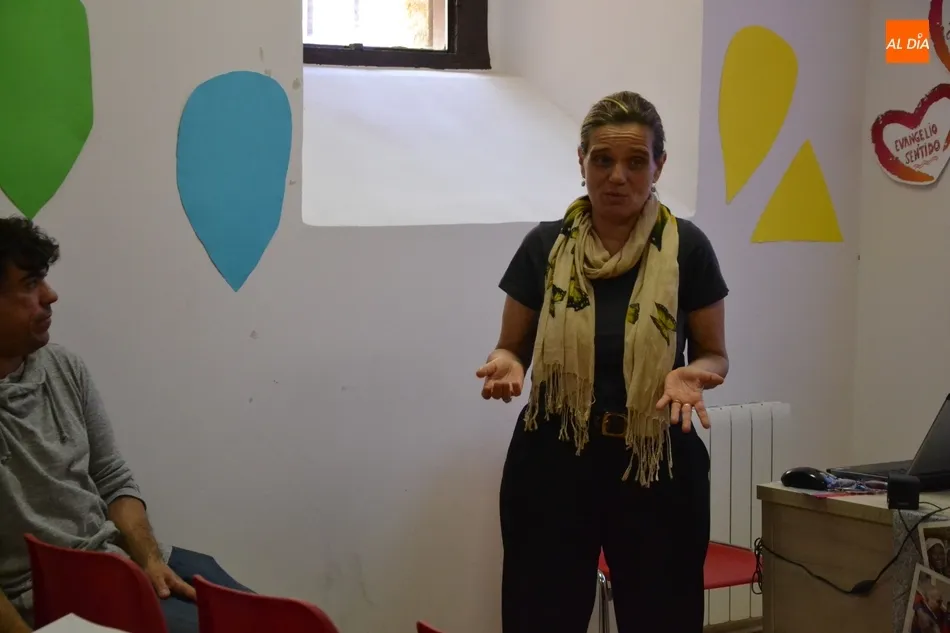Foto 4 - Una t&eacute;cnico de C&aacute;ritas Espa&ntilde;ola imparte una charla sobre animaci&oacute;n a sacerdotes diocesanos  
