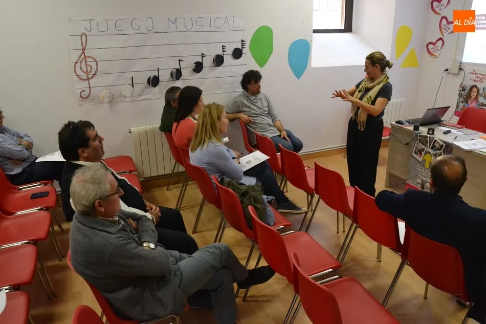 Una técnico de Cáritas Española imparte una charla sobre animación a sacerdotes diocesanos  