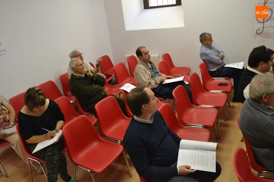 Foto 2 - Una t&eacute;cnico de C&aacute;ritas Espa&ntilde;ola imparte una charla sobre animaci&oacute;n a sacerdotes diocesanos  