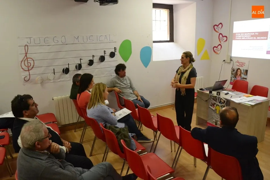 Foto 3 - Una t&eacute;cnico de C&aacute;ritas Espa&ntilde;ola imparte una charla sobre animaci&oacute;n a sacerdotes diocesanos  
