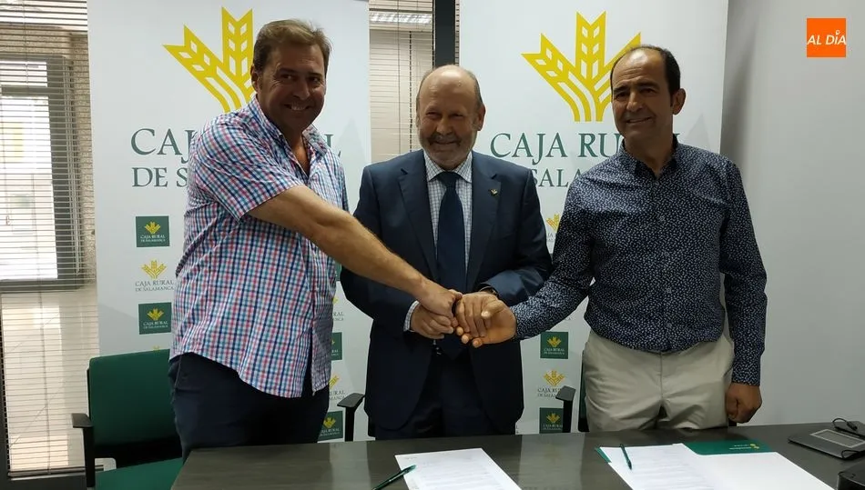 Acto de firma del convenio entre Caja Rural de Salamanca y la Asociación Ganaderos Sierra de Béjar