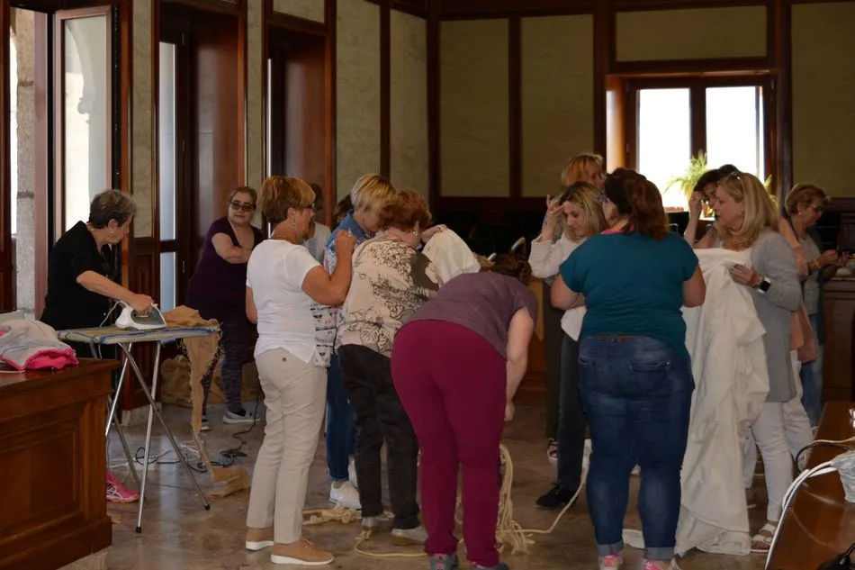 Foto 3 - El Ayuntamiento y los vecinos trabajan en los preparativos del Corpus