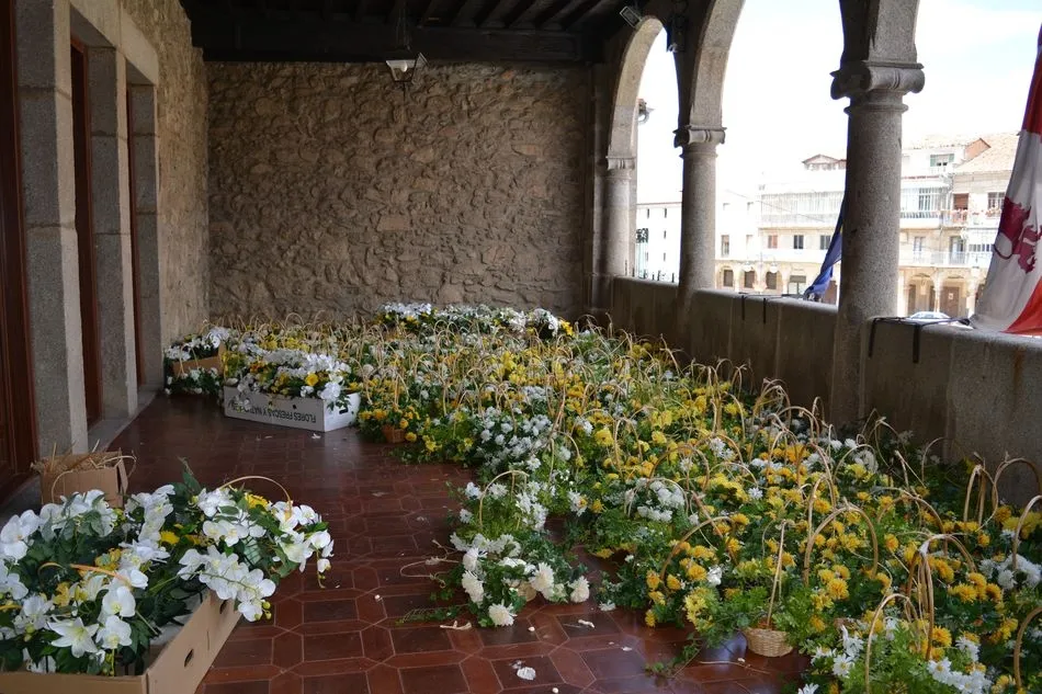 Foto 2 - El Ayuntamiento y los vecinos trabajan en los preparativos del Corpus