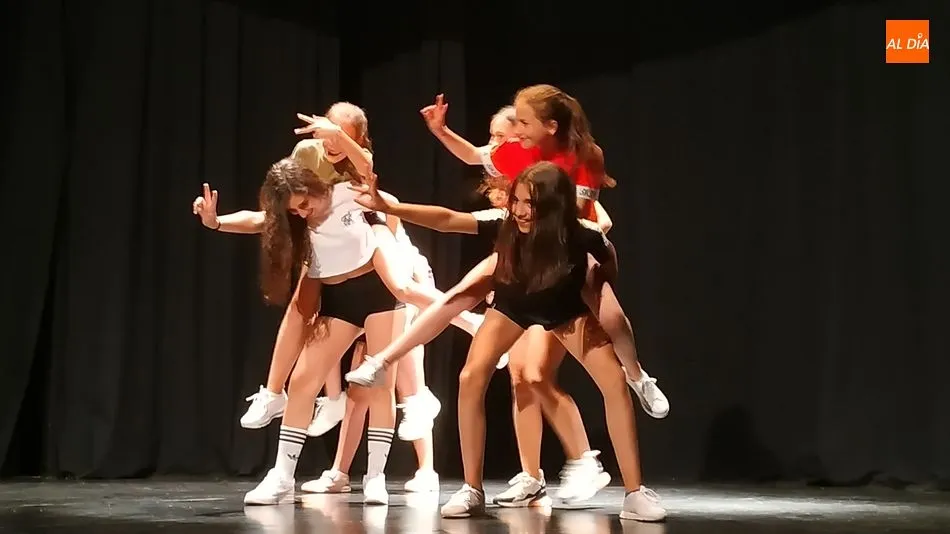 Alumnas de baile moderno en plena actuación
