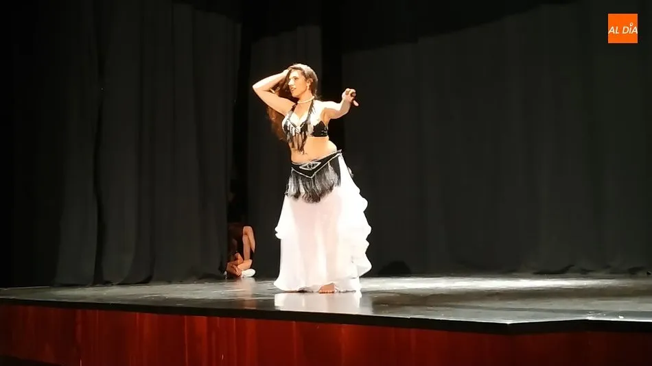 Foto 9 - Las escuelas de Baile Moderno y Danza del Vientre despiden el curso
