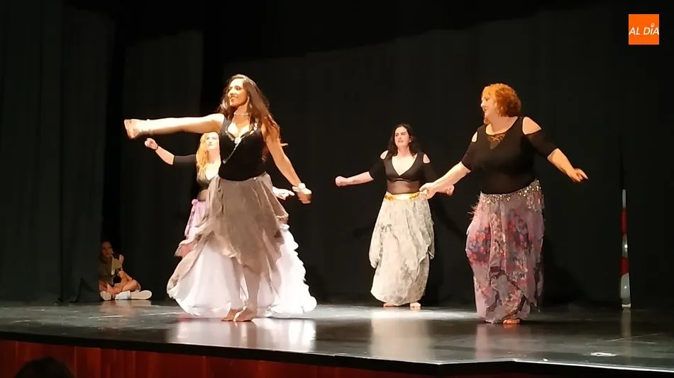 Foto 2 - Las escuelas de Baile Moderno y Danza del Vientre despiden el curso
