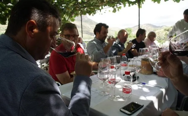 Momento de la cata en La Quinta de la Concepción en Hinojosa de Duero / JAIME GRANDES